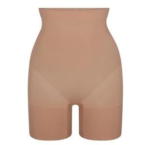 SKIMS EVERYDAY SCULPT HIGH-WAISTED MID THIGH SHORT clay XS